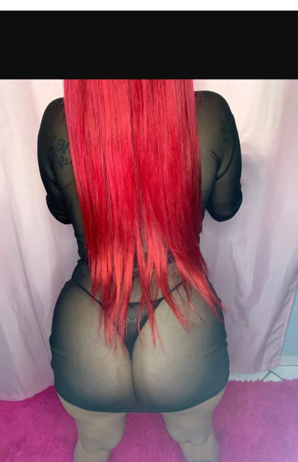 Acompanhante ruiva